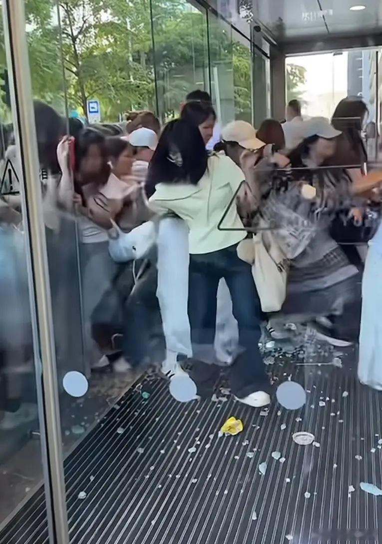 张凌赫全额补偿粉丝！不补偿不行了，线下活动人太多，没维护好秩序，商场玻璃门被挤爆