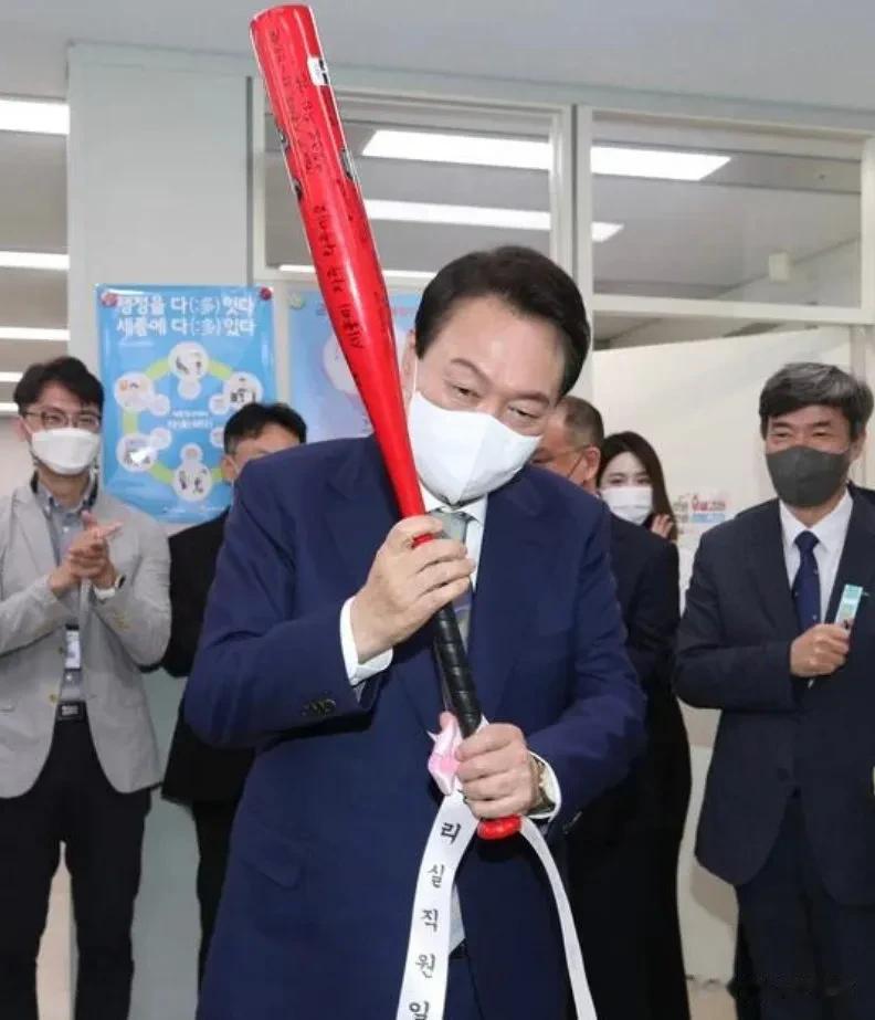 哈哈哈哈，前几天网上说美国人给韩国大统领送了根棒子，我还以为是中文互联网的笑话，