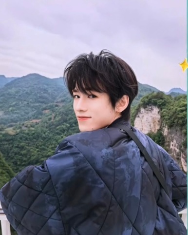唇红齿白乖小孩 