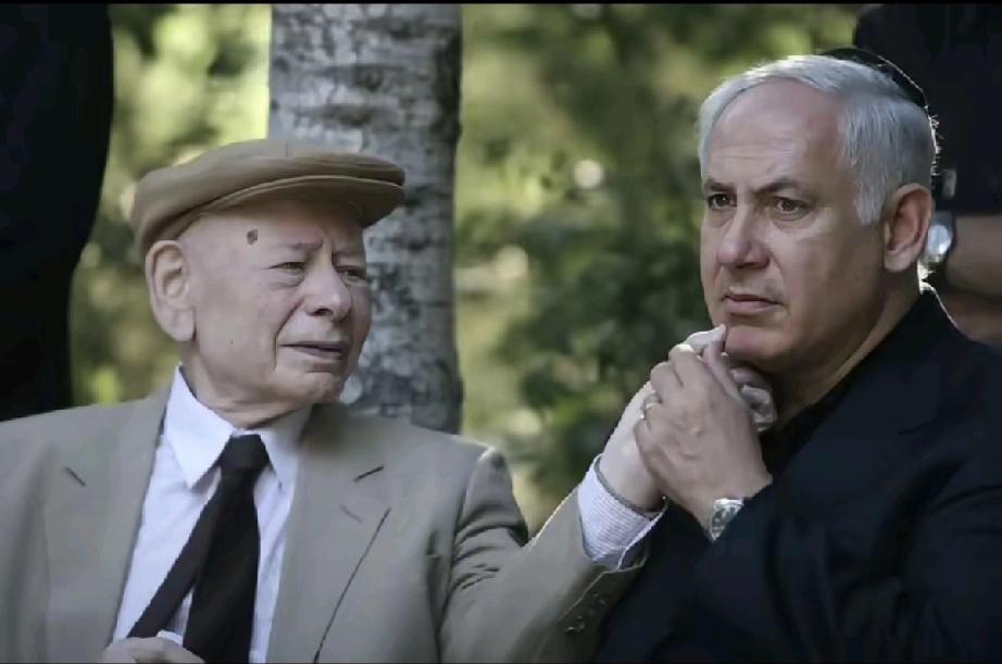 年迈的父亲在安慰着眼圈泛红的内塔尼亚胡；
内塔尼亚胡和儿子相互依偎着，看起来好伤