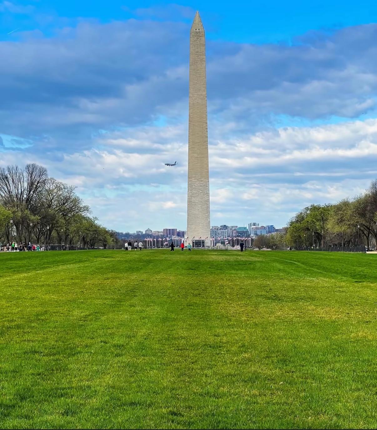 很多人都信一句话“一个人缺什么，就会在朋友圈晒什么。”
今天晚上出去聚餐，有一位
