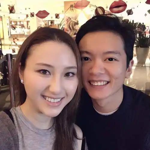 赌王三房千金何超云去年突然和消防员未婚夫分手，去年年底曾晒出与新男友的合照，港媒