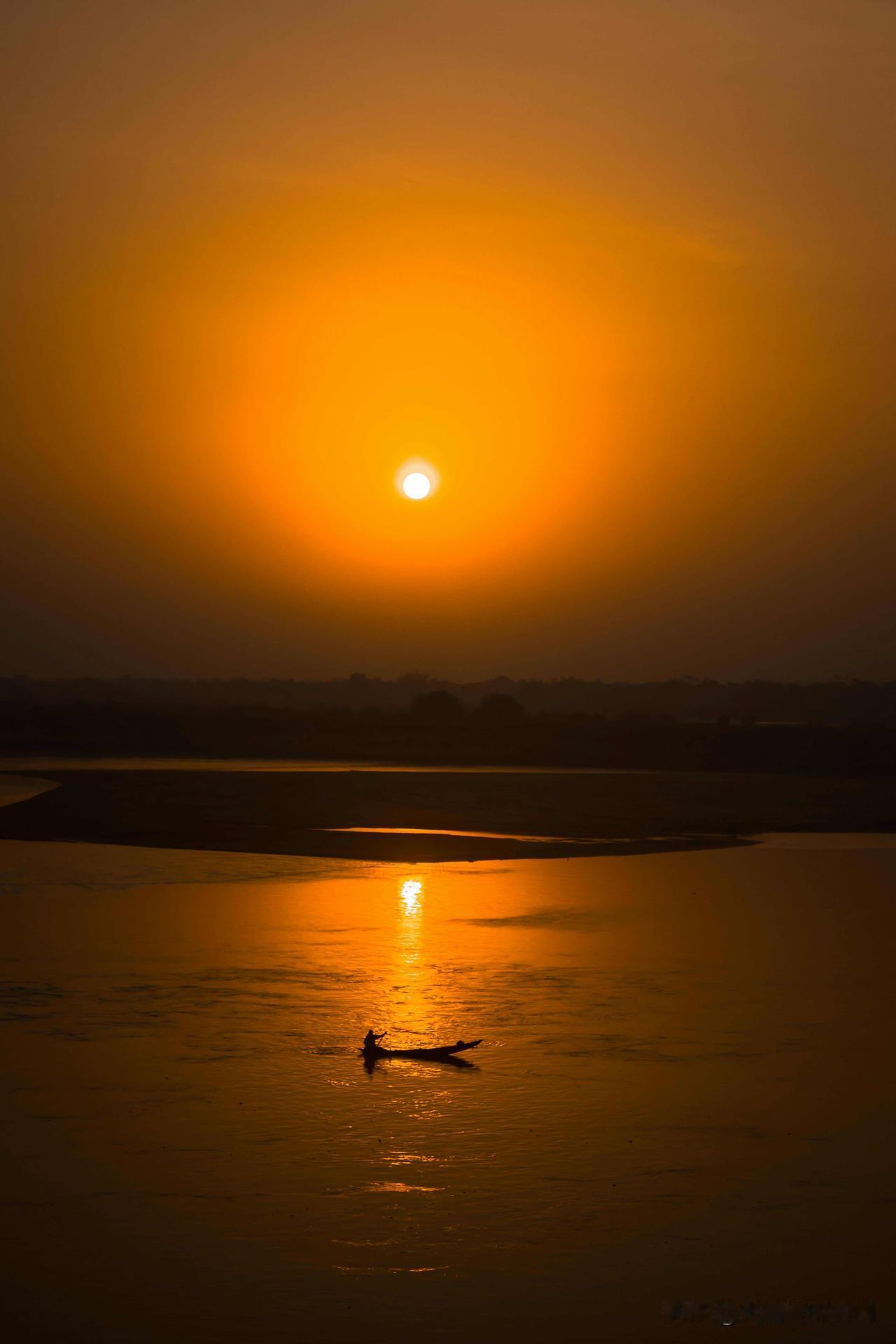 挑战每天一张图配一段话：

当夕阳把最后一缕炽热揉碎在河面，金辉便顺着水波，一路