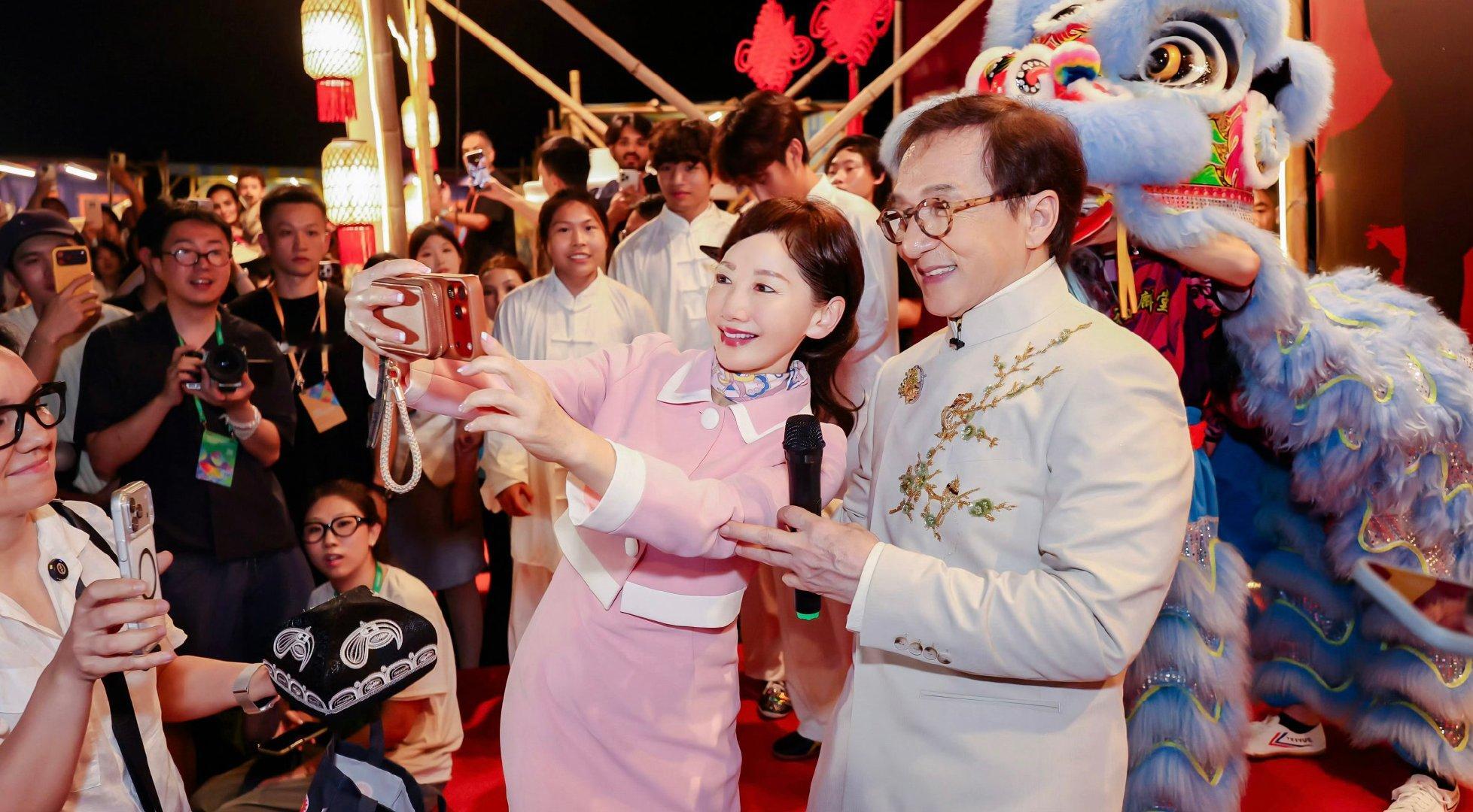 成龙在桂林当起了导游 谁能想到，72岁的“龙叔”又多了一个新身份。72岁的成龙还