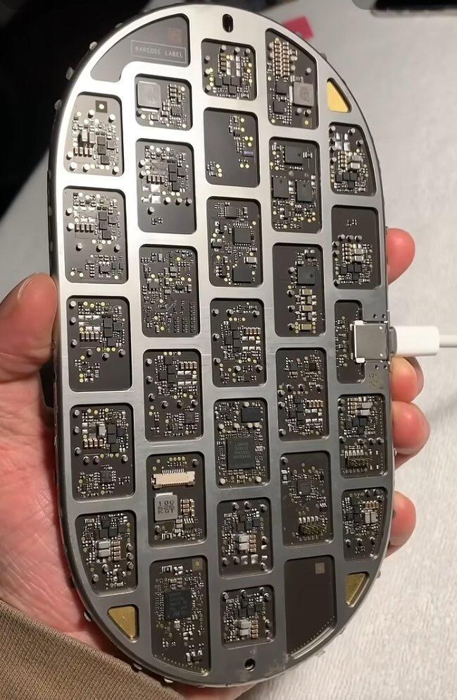 苹果曾经胎死腹中的无线充电板AirPower原型机拆解后内部构造，真的有够复杂，