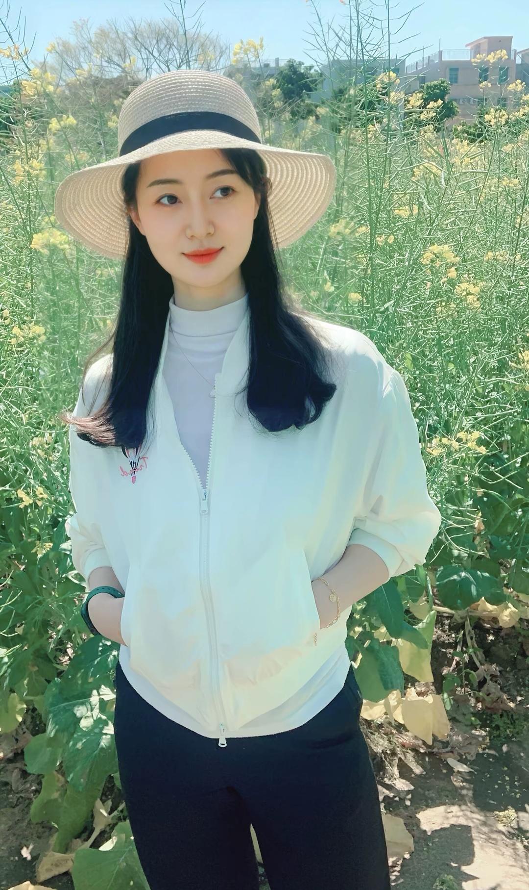 花间美人笑，日暖春光好。
