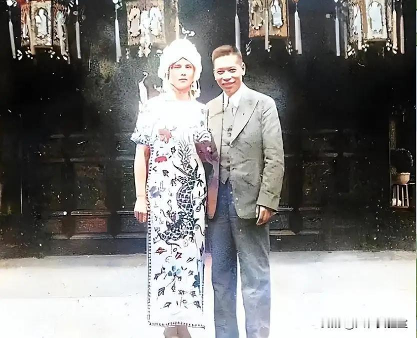 这张照片拍摄于1937年，大家知道这对年轻的夫妻是谁吗？有请[玫瑰][玫瑰][玫