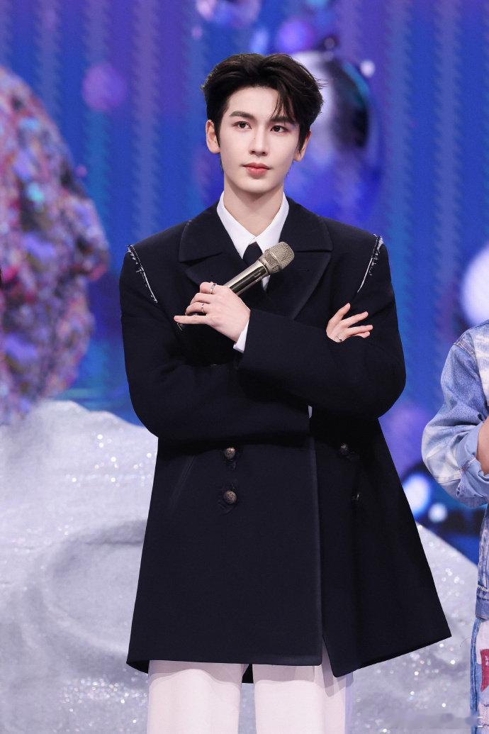 张凌赫[超话]张凌赫腿好细你好星期六 张凌赫=时尚永动机！这优越的身材比例，谁看