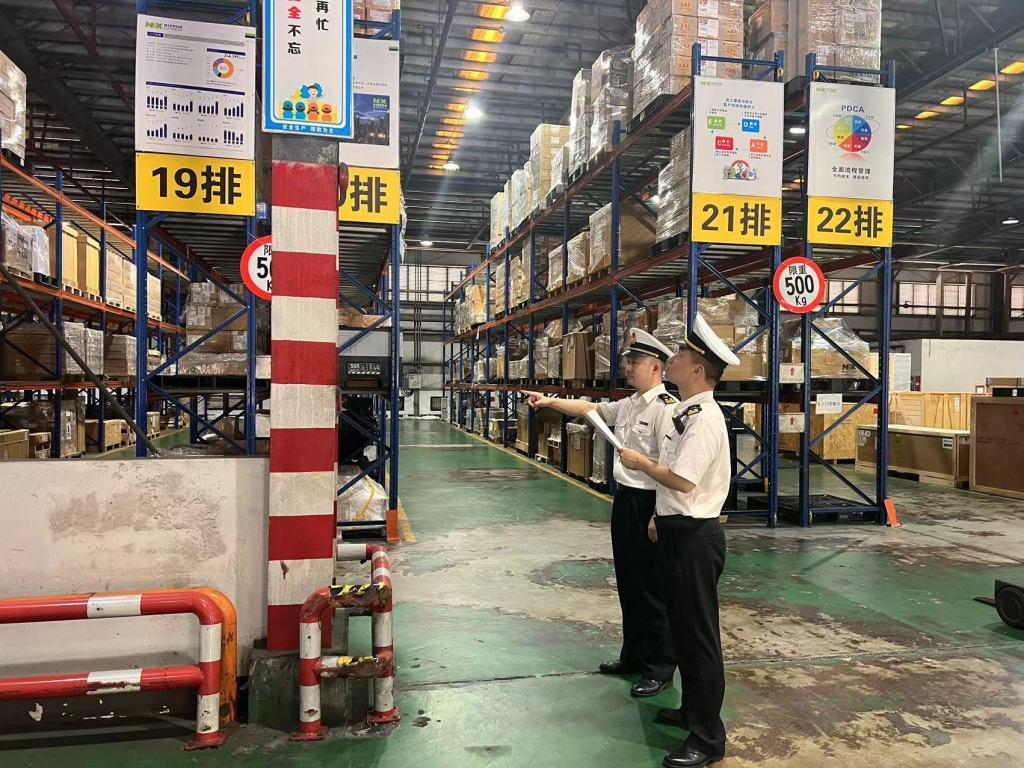 203.51万吨。上海海关上半年累计监管的进出口航空货运量，首次突破200万吨大