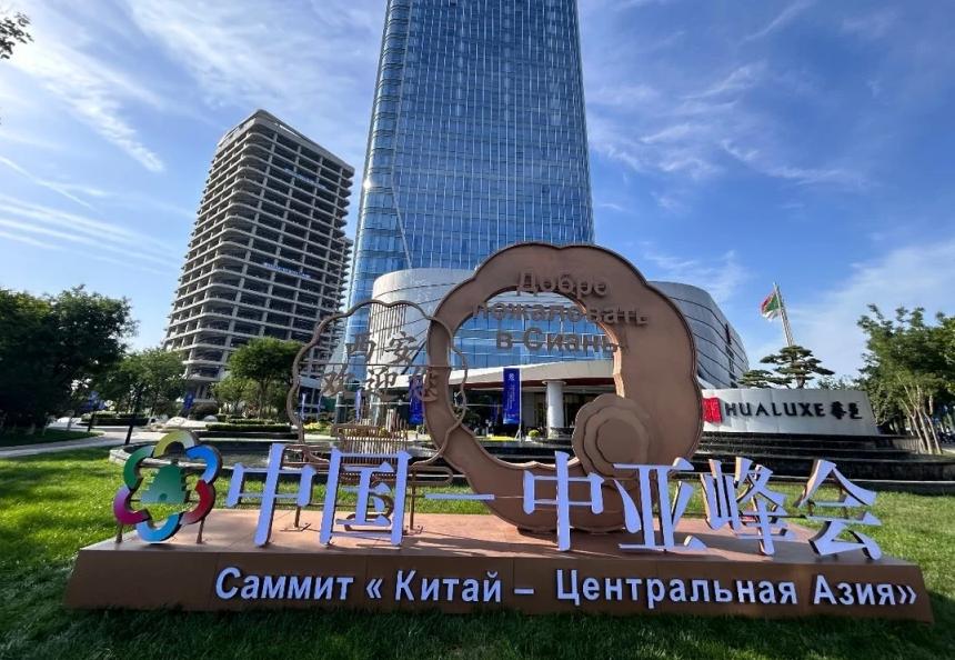 中国与中亚五国的故事。古代中原王朝强盛时，一次次把目光投向西域：张骞“凿空”，汉