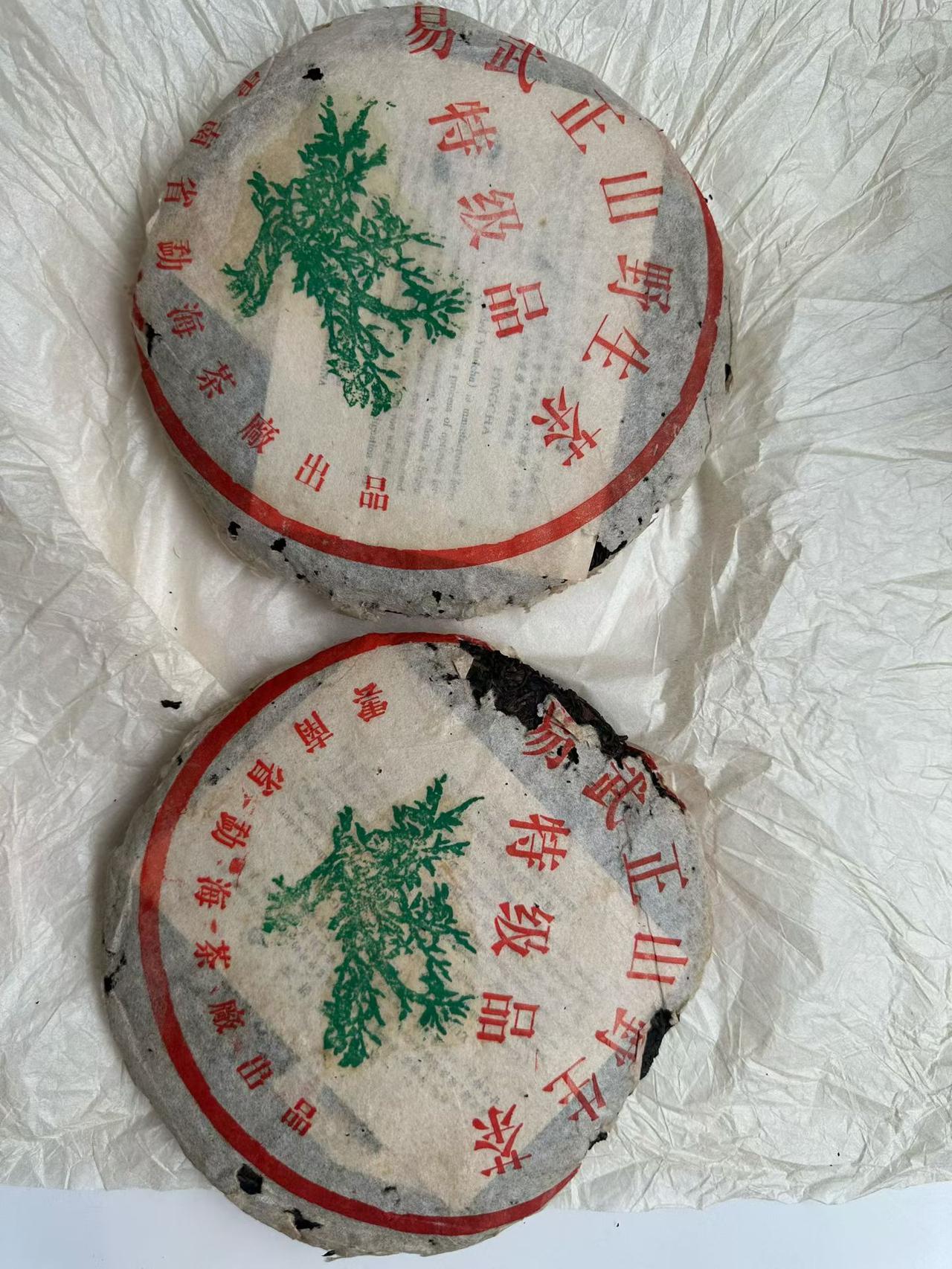 02绿大树，这个是有点易武料的，仓储特别好。好多易武绿大树版是没任何易武原料的，
