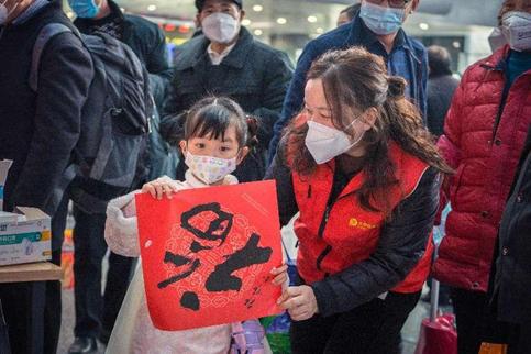 万家团圆，有他们守护。这句话简单而深刻，却蕴藏着无数平凡英雄的伟大。每当节日的钟