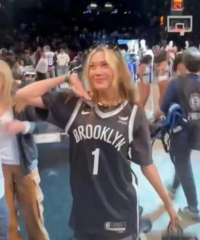 谷爱凌与亚裔男友现身 NBA，这是我没想到的，我猜怎么着，她也会找个欧洲富二代圈