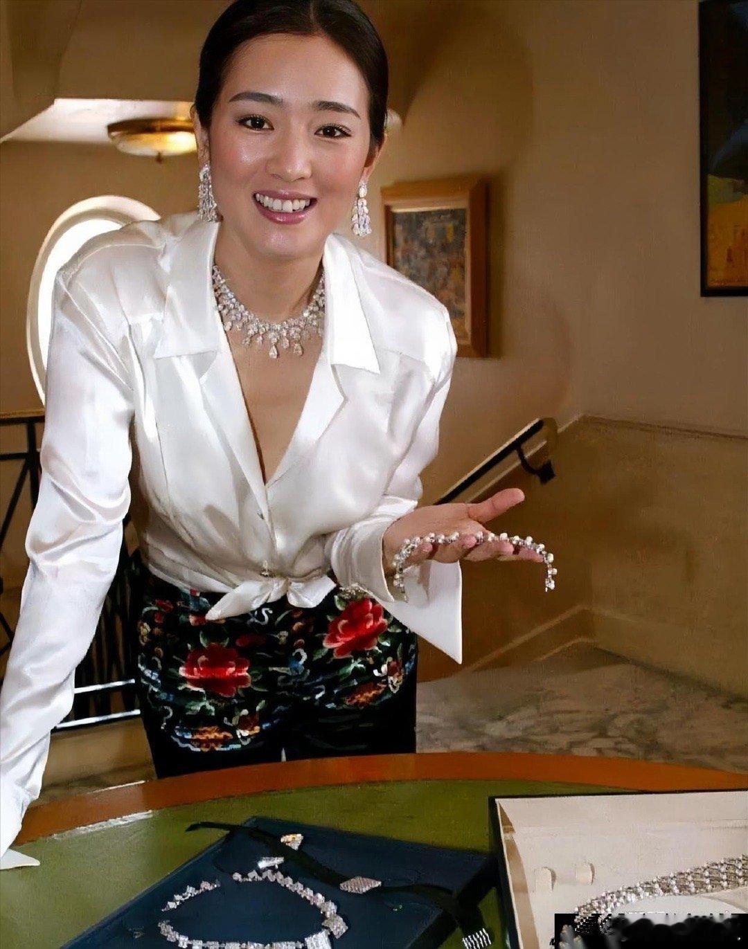 巩俐穿上白色丝绸上衣，显得特别有气质和高级感 