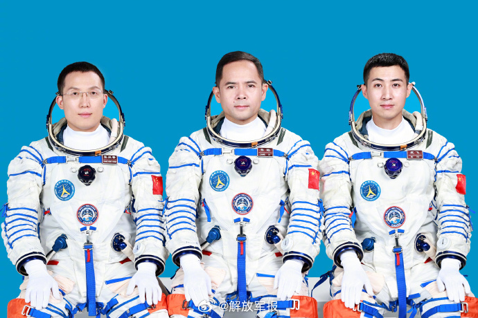 新华社快讯：神舟二十一号飞行乘组由航天驾驶员张陆、飞行工程师武飞、载荷...