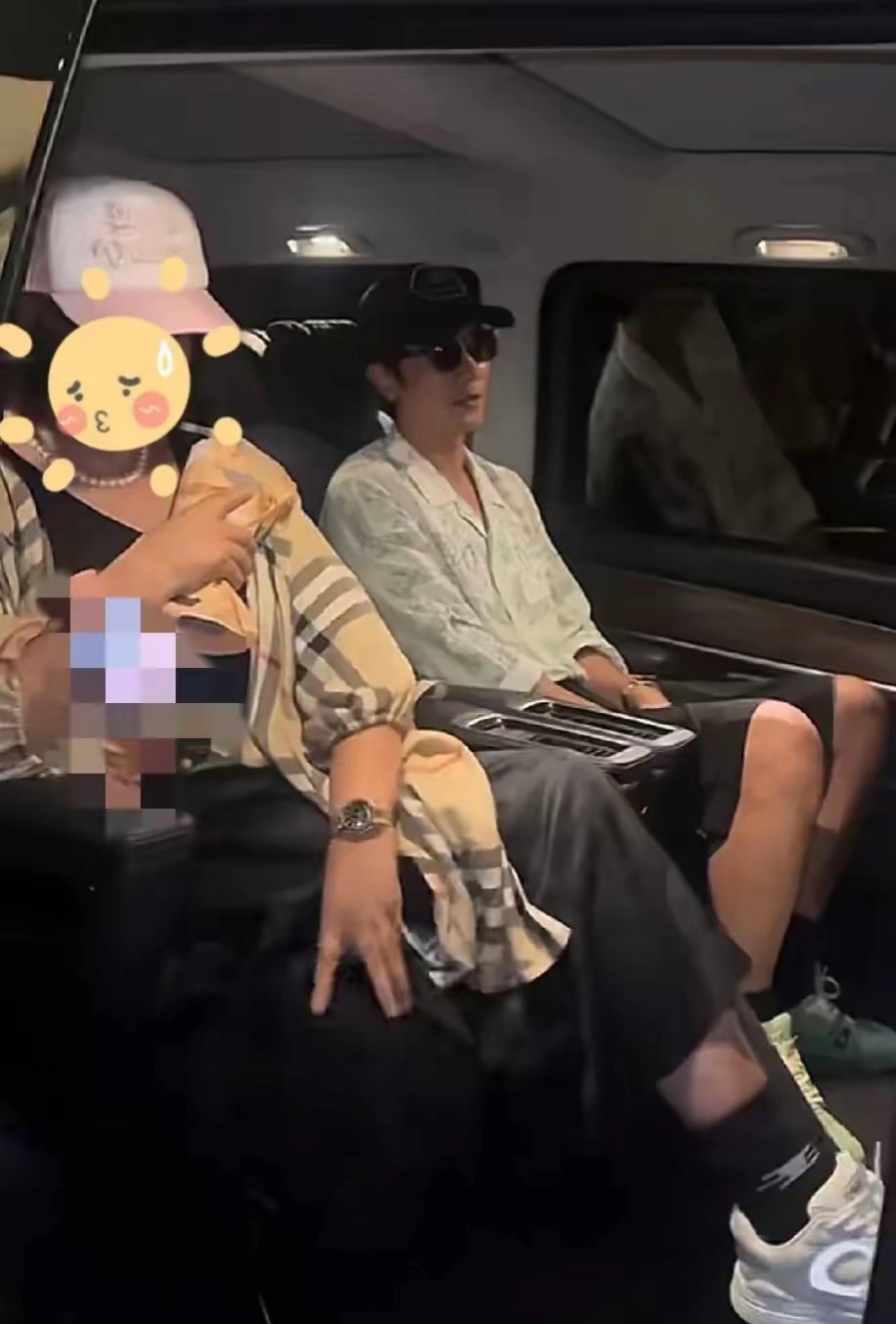 休息中的彭冠英，去哪里都带着妈妈。快40的人，还愿意和父母出行的人很少了 ​​​