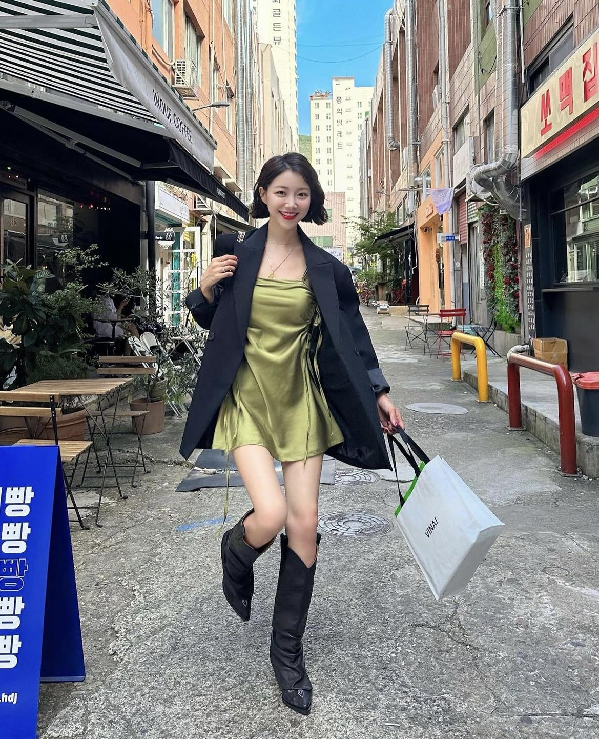 真的超级喜欢抹茶绿，在气温日渐下降，周围的景色也逐渐萧瑟的早秋季节，这个颜色真的