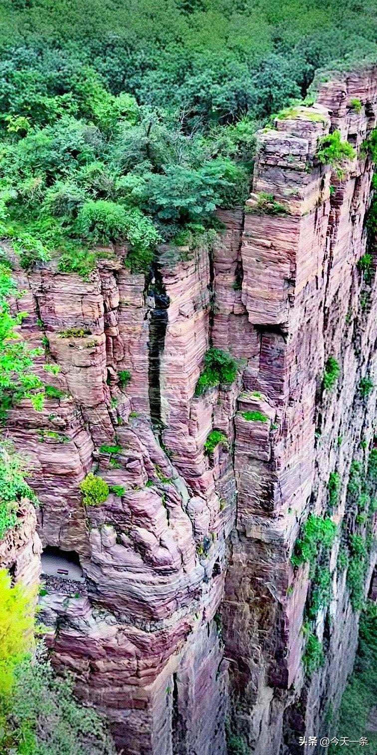 《太行颂》[玫瑰]
 天地初开，鸿蒙始判，太行雄峙，屹然北土。其脉起于幽燕，绵亘
