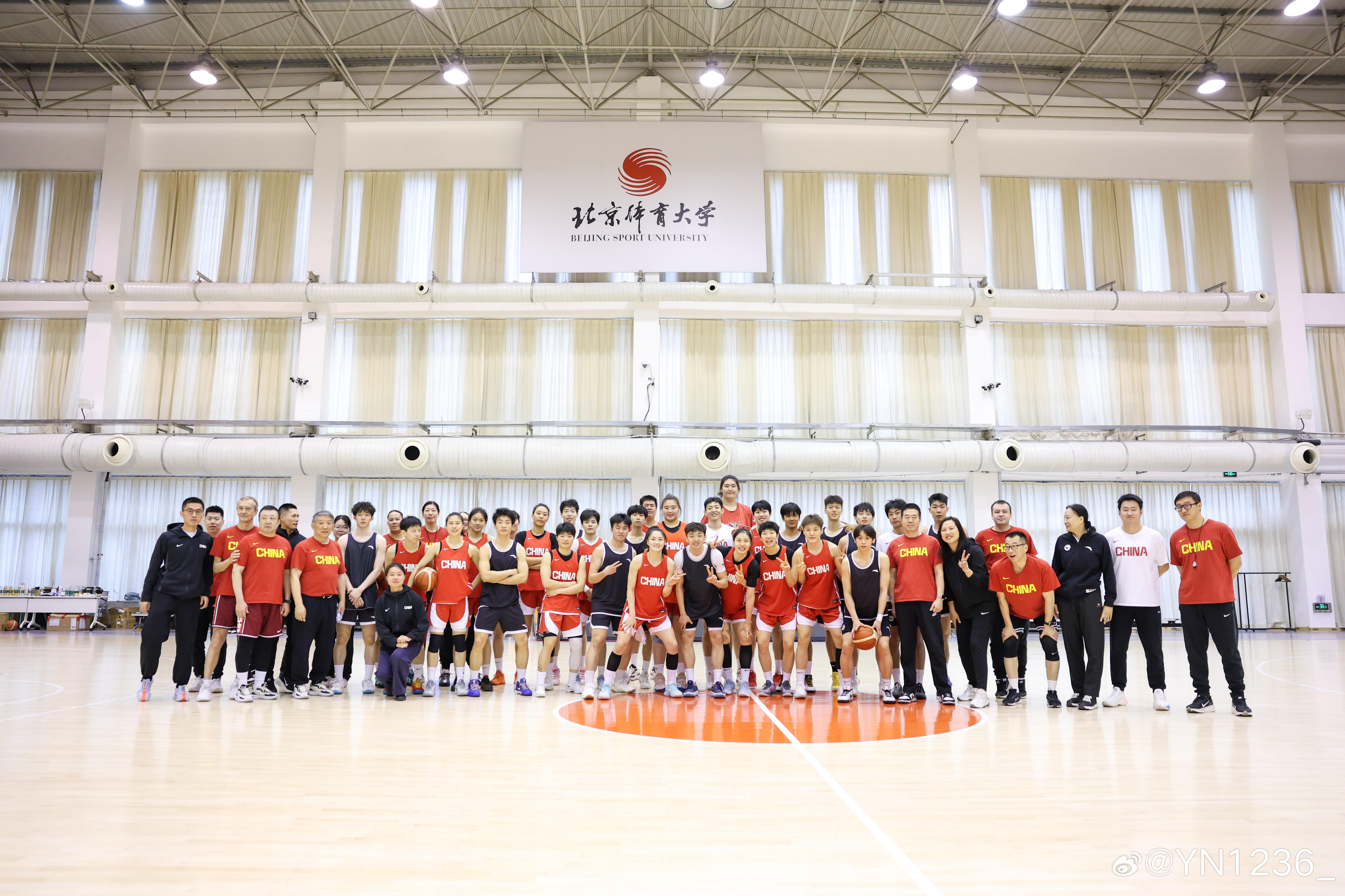 杨舒予杨舒予中国女篮集训 20260228小羊合照1p和中国女篮交流赛合照图源: