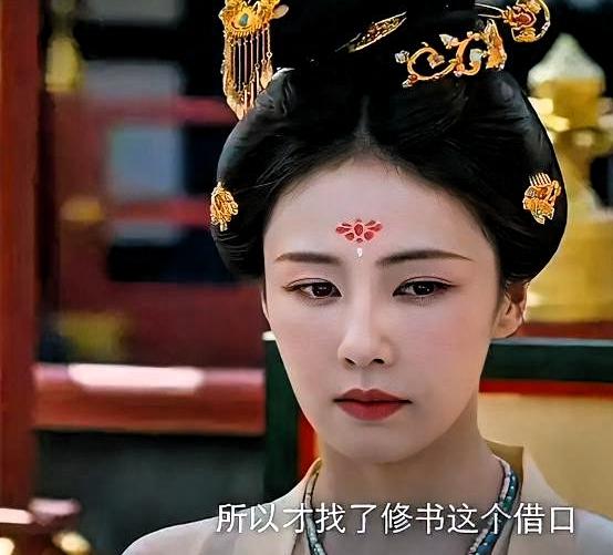 张月穿着暗色华服往那儿一站，养男宠、搞权谋、跟太后暧昧不清。弹幕说这还是林有有吗