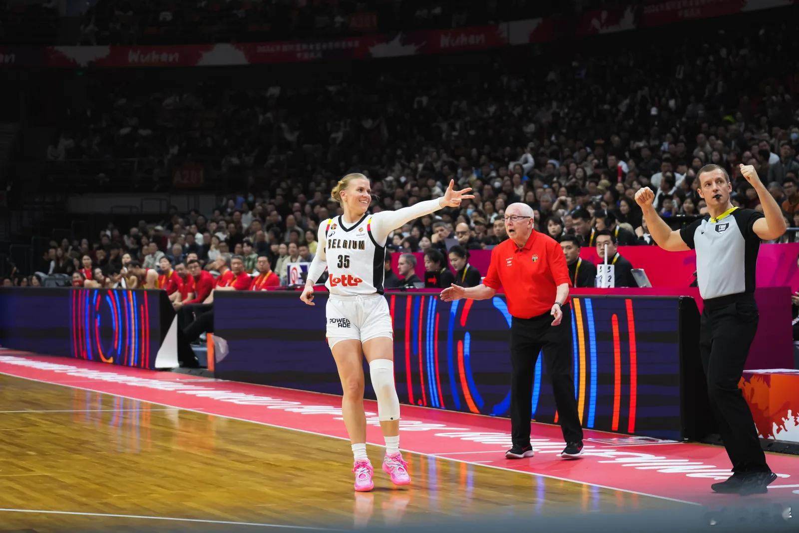 截至目前（第四节5分41秒），比利时三分球26中11，命中率42.3%.每一个3