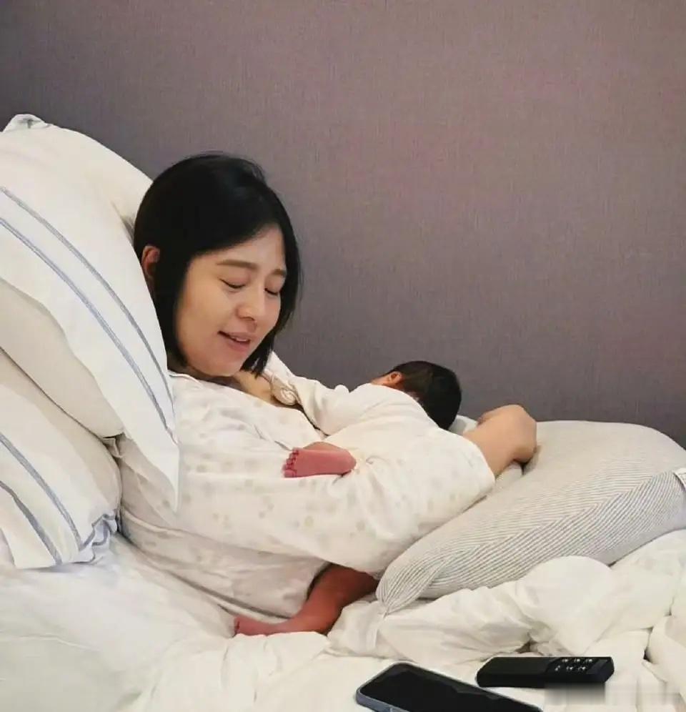 刘品言晒全家福为老公庆生，素颜出镜瘦好多，满月女儿露脸超可爱！ 