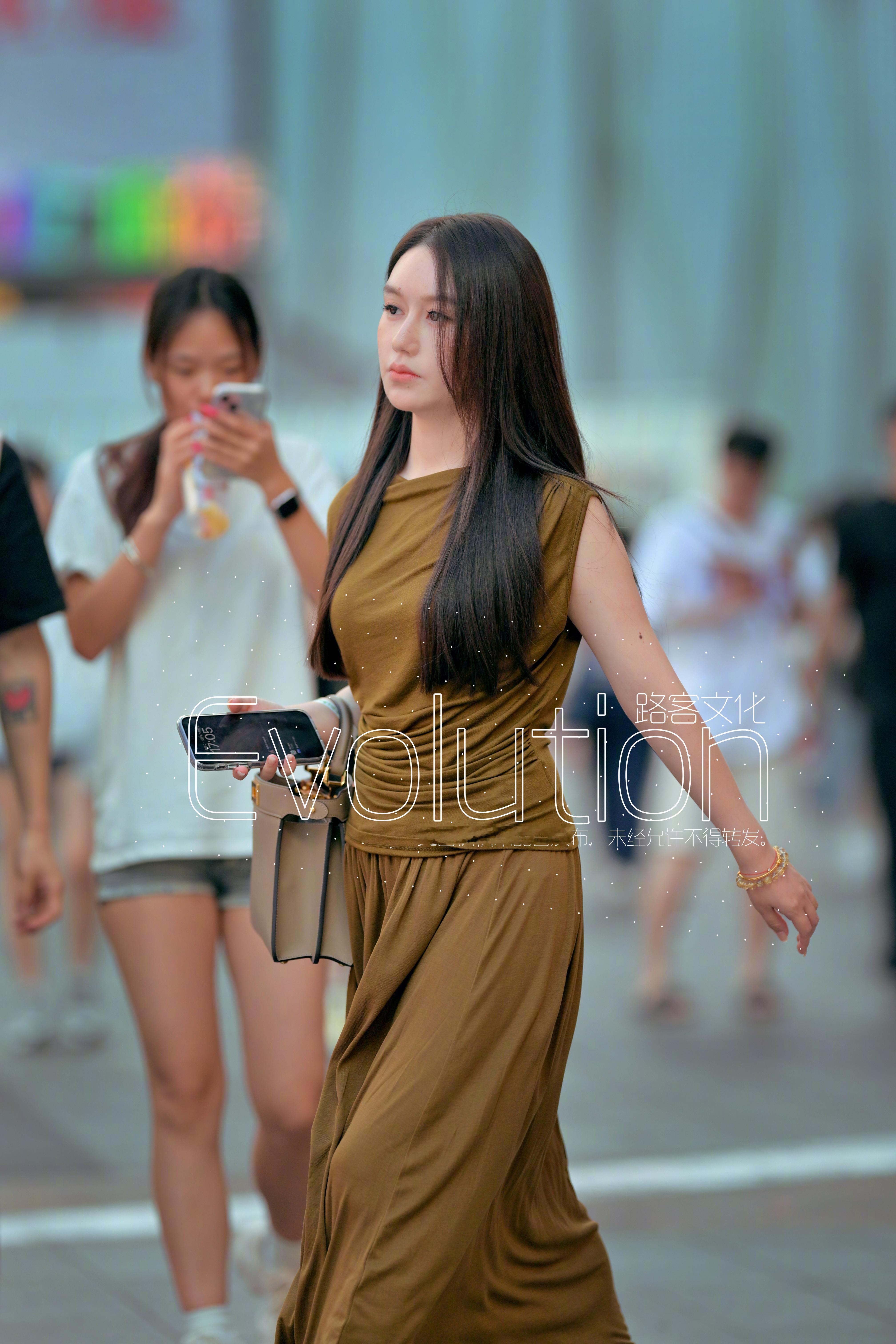 这种棕色偏金色的裙子夏天看很有质感 ​​​