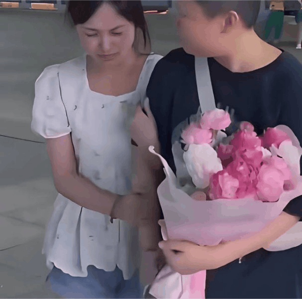 湖南，一男孩考上大学却没钱去读，女友知道后叫他别放弃，她去打工供他读书，4年后，