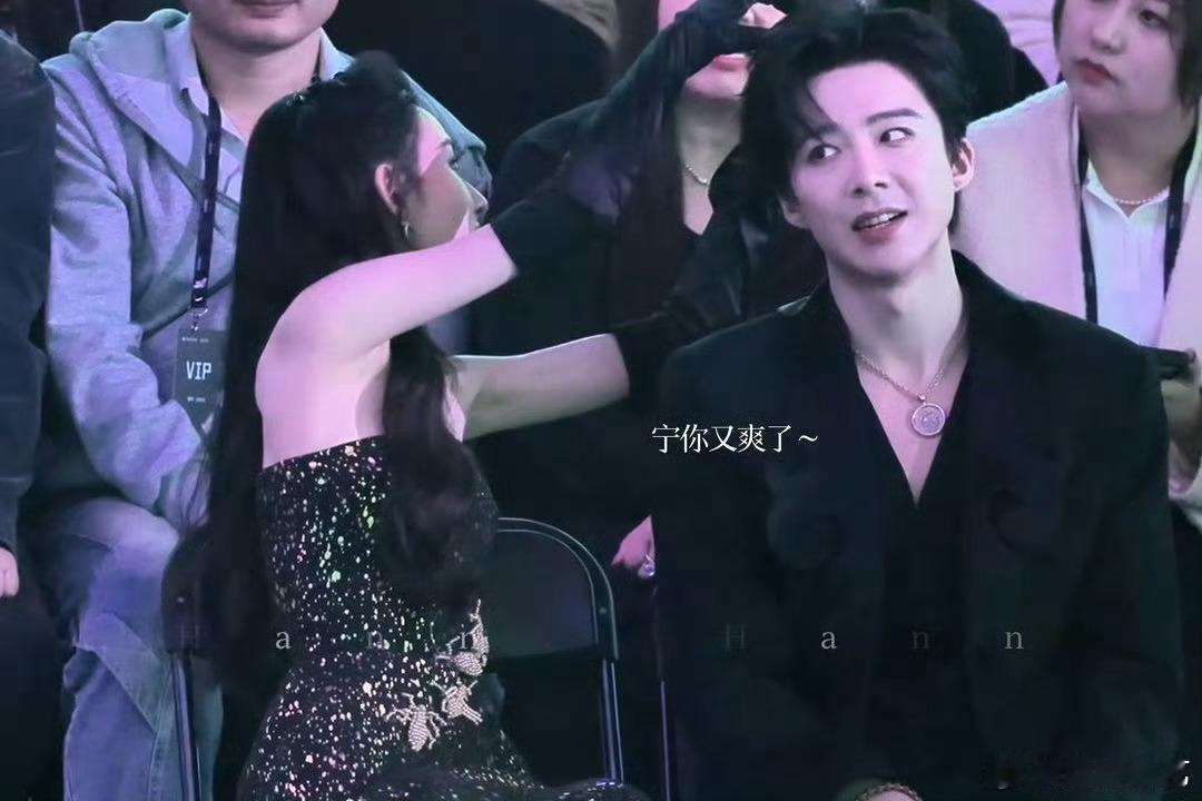 宋祖儿帮刘宇宁整理头发 关系好好的两个人哦！暖心祖儿帮刘宇宁整理头发。 