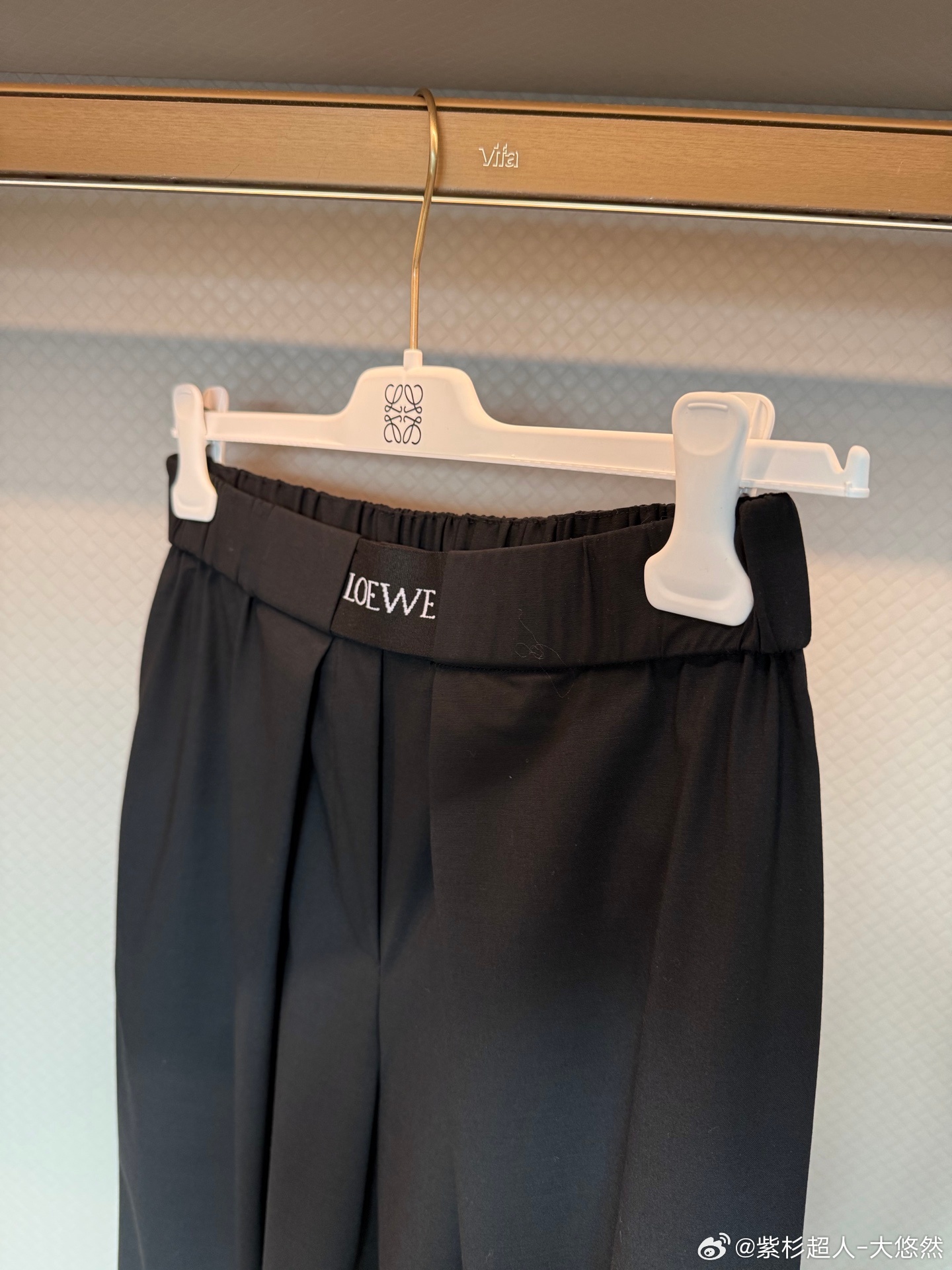Loewe黑色松紧腰阔腿裤，轻薄聚酯纤维+氨纶混纺，柔软有弹性，穿着超舒适！高腰