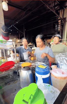 别人招揽顾客，这家小摊直接招揽一群蜜蜂打工人，给你来一杯敢喝吗？