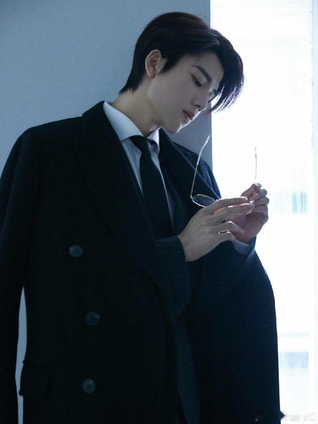 张凌赫吻戏性张力好强看完张凌赫这吻戏，只想说节目组多来点，根本看不够 