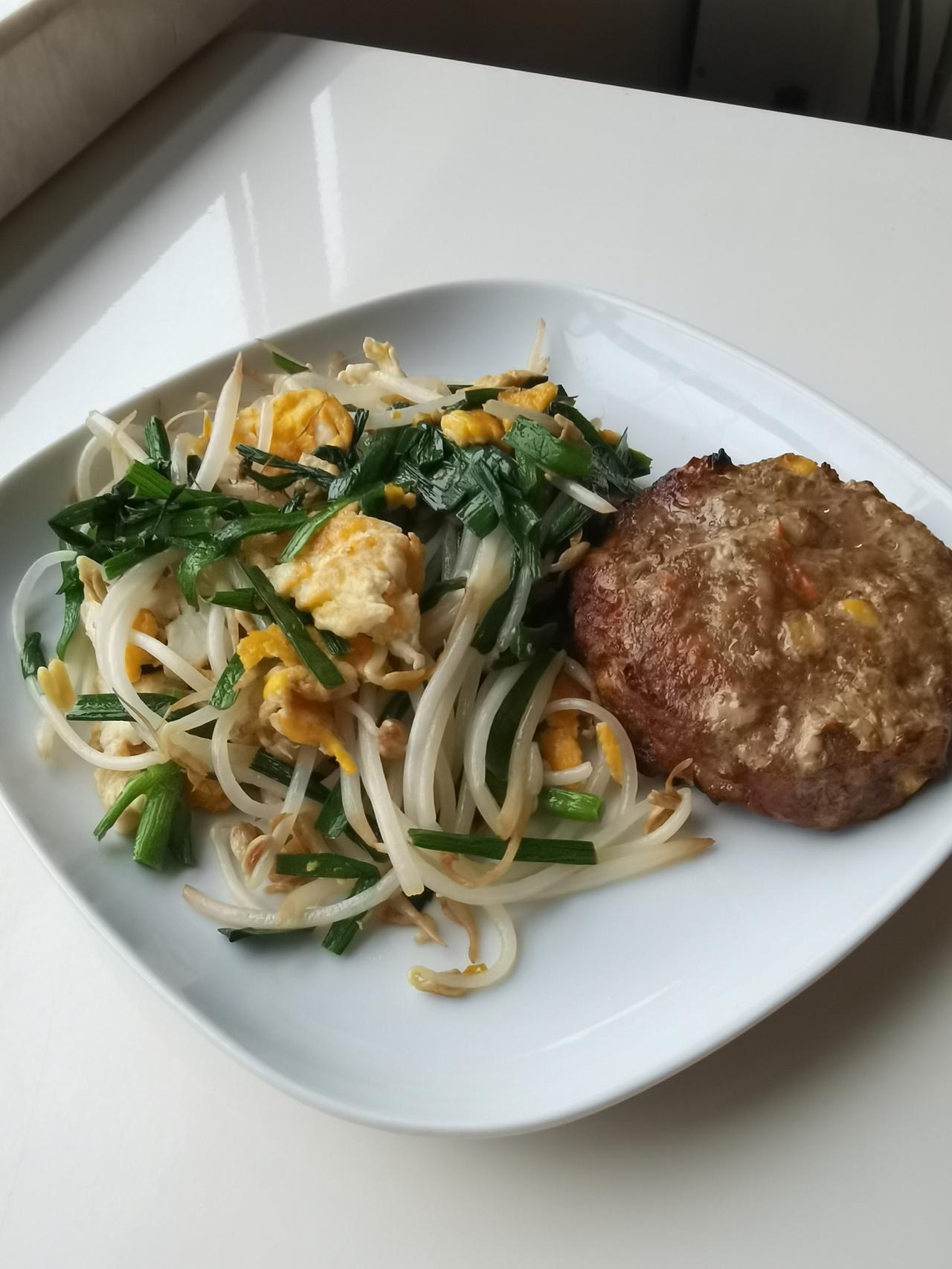 【星期二 早餐打卡】
豆芽韭菜炒鸡蛋、自制牛肉饼、牛奶咖啡、燕麦块

【今日小感