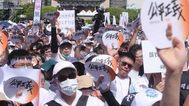 中国台湾6月出口同比减少23.4%，民进党“翻车”了。

昨天，台北上万年轻人举
