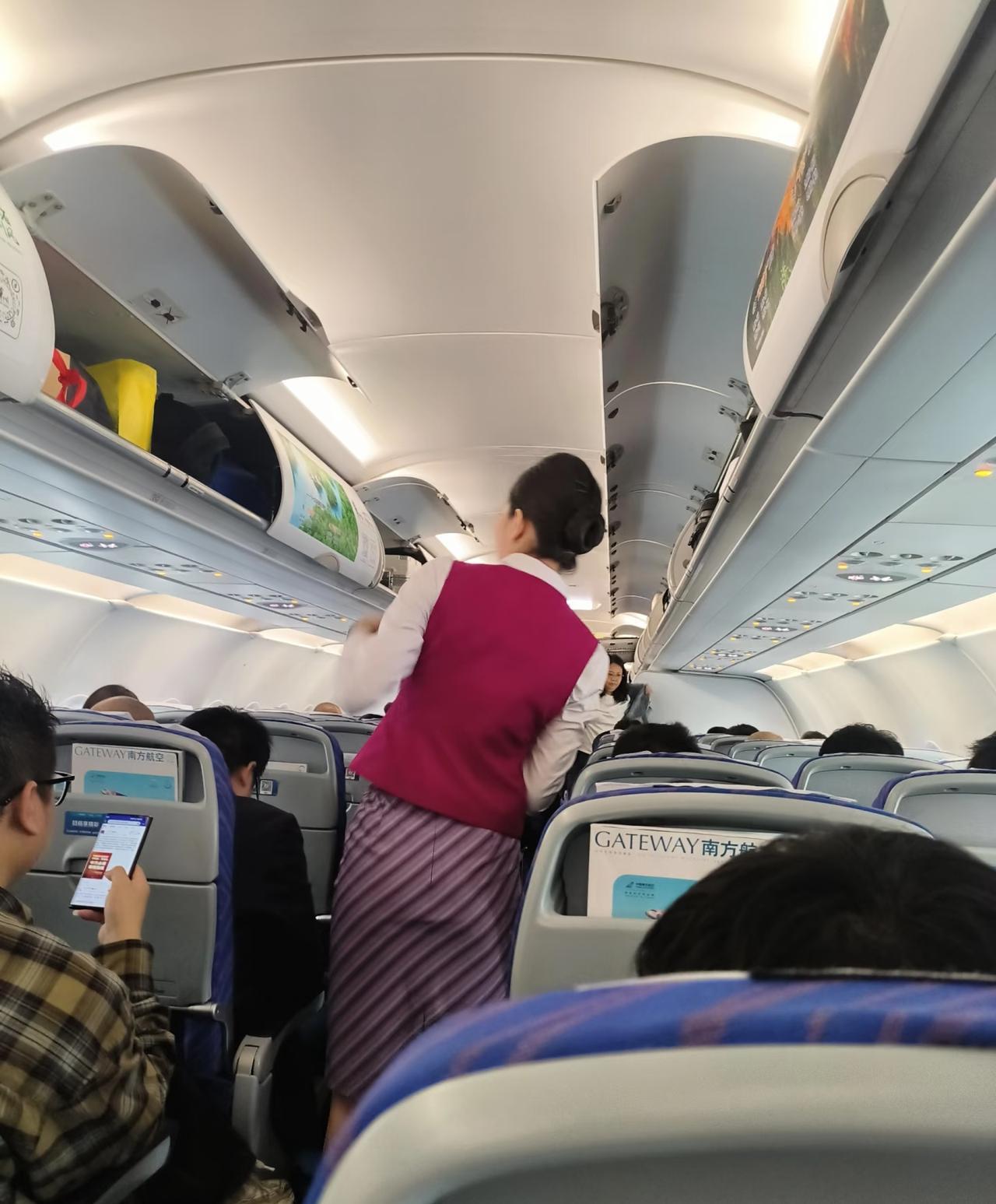 坐飞机时，你有没有留意过空乘人员会不会把餐食或用品悄悄带回家？最近南航的一则消息