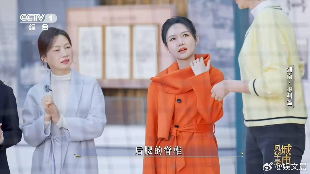 小撒被魏大勋一眼看穿 撒贝宁：看我专业扑救！魏大勋：嗯，演得不错。一个认真在救球