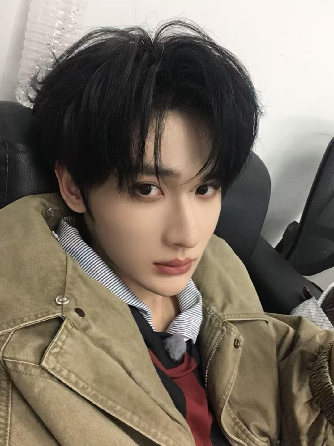 余宇涵在高会上烤羊腿余宇涵高会更新 每次高会更新都像在看朋友朋友圈，余宇涵这次直