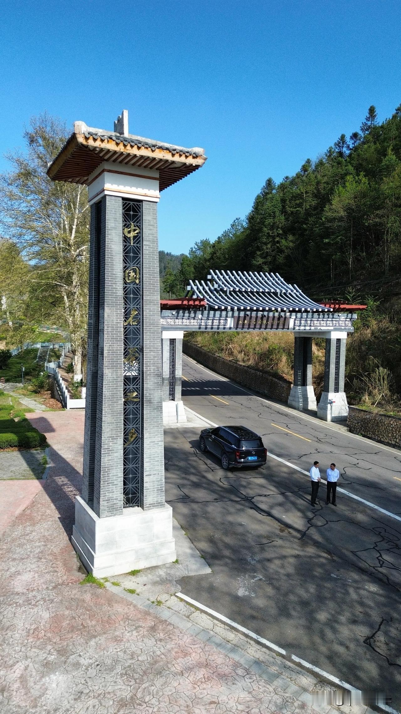 在湖北宜昌市邓村乡，有一片宛如仙境的地方——三峡茶栖谷。这里海拔900米左右，常