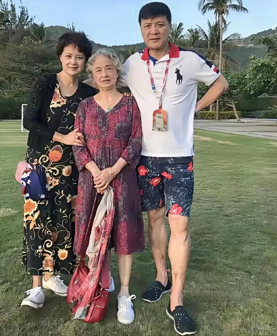 听多了轰轰烈烈的爱情，但我还是喜欢茹萍和刘之冰这样的白头到老。
人都说：“宁为三