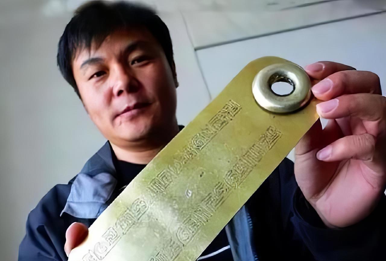 1999年，内蒙古一男子被债主追债，无路可逃之际，突然想起父亲说过：有困难时，地