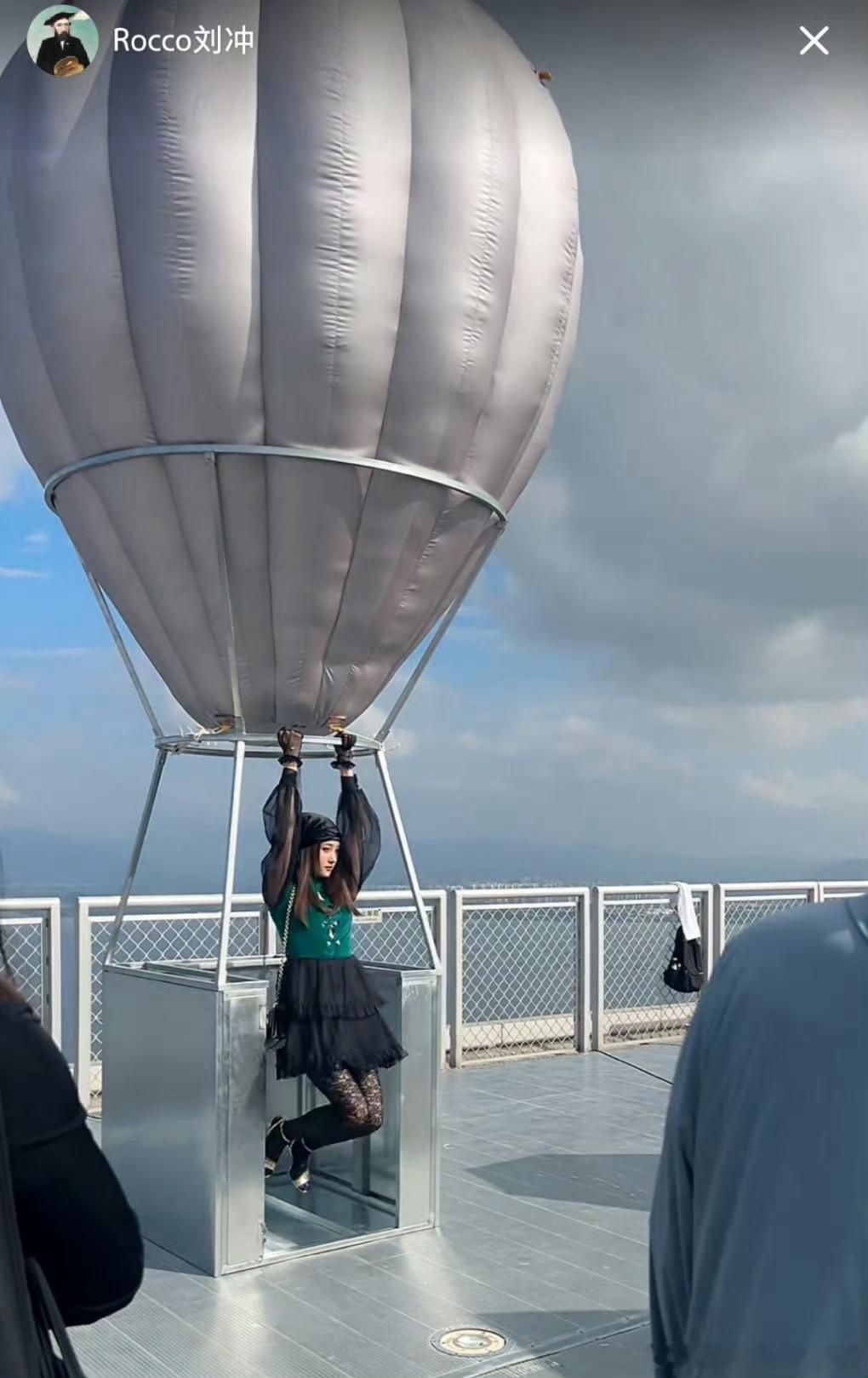 #关晓彤 VOGUE盛典造型#真的是欣赏不来，这个时尚我是真了解不来了…关晓彤希