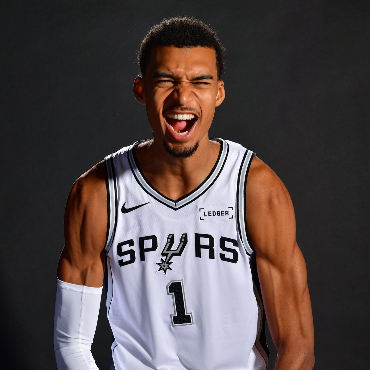 文班还在冲，连续两场拿到41分，外加18篮板3助3帽，仅出场29分钟。就觉得这4