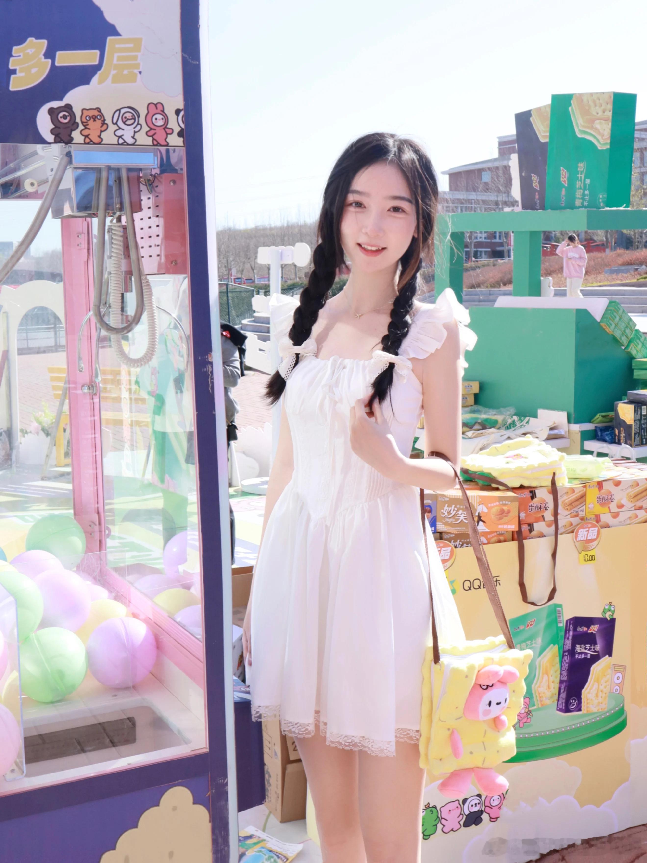学姐参加音乐会，纱裙凉鞋很可爱✧⁺⸜(●˙▾˙●)⸝⁺✧ ​​​