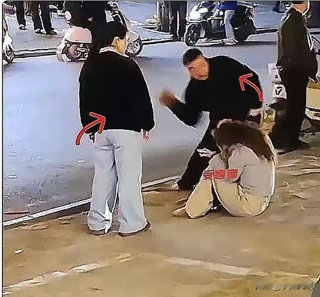 郏县事件最新进展!
两口子已经被涉嫌‘寻衅滋事罪’被批准逮捕。女生妈妈的一番话让