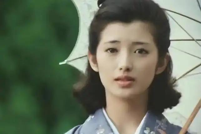 山口百惠在自传中透露：她8年赚了4个亿，可在21岁退隐后，却连6万的包都不舍买。