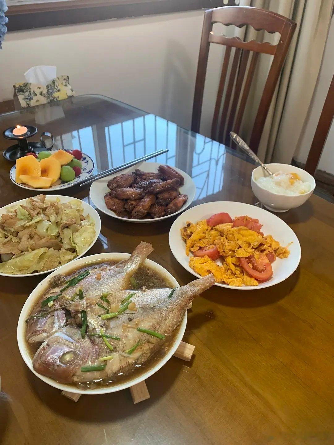 很多家长都在愁小孩吃饭的问题，我觉得小孩很好养，我儿子说我煮菜天下第一，语文夸张