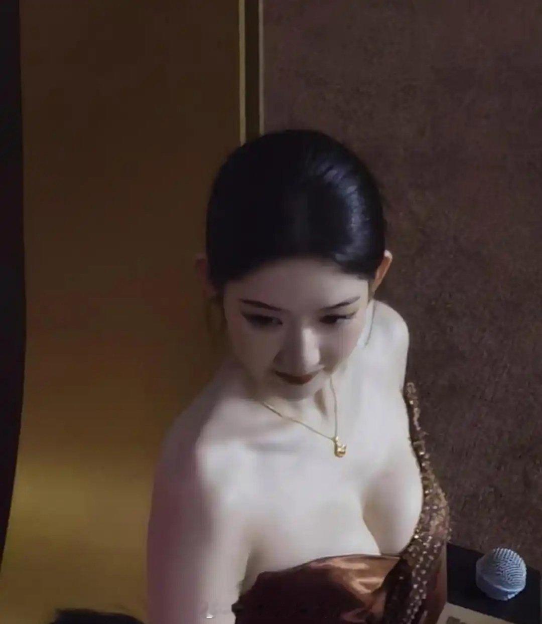 所以说女明星有捂胸的必要 