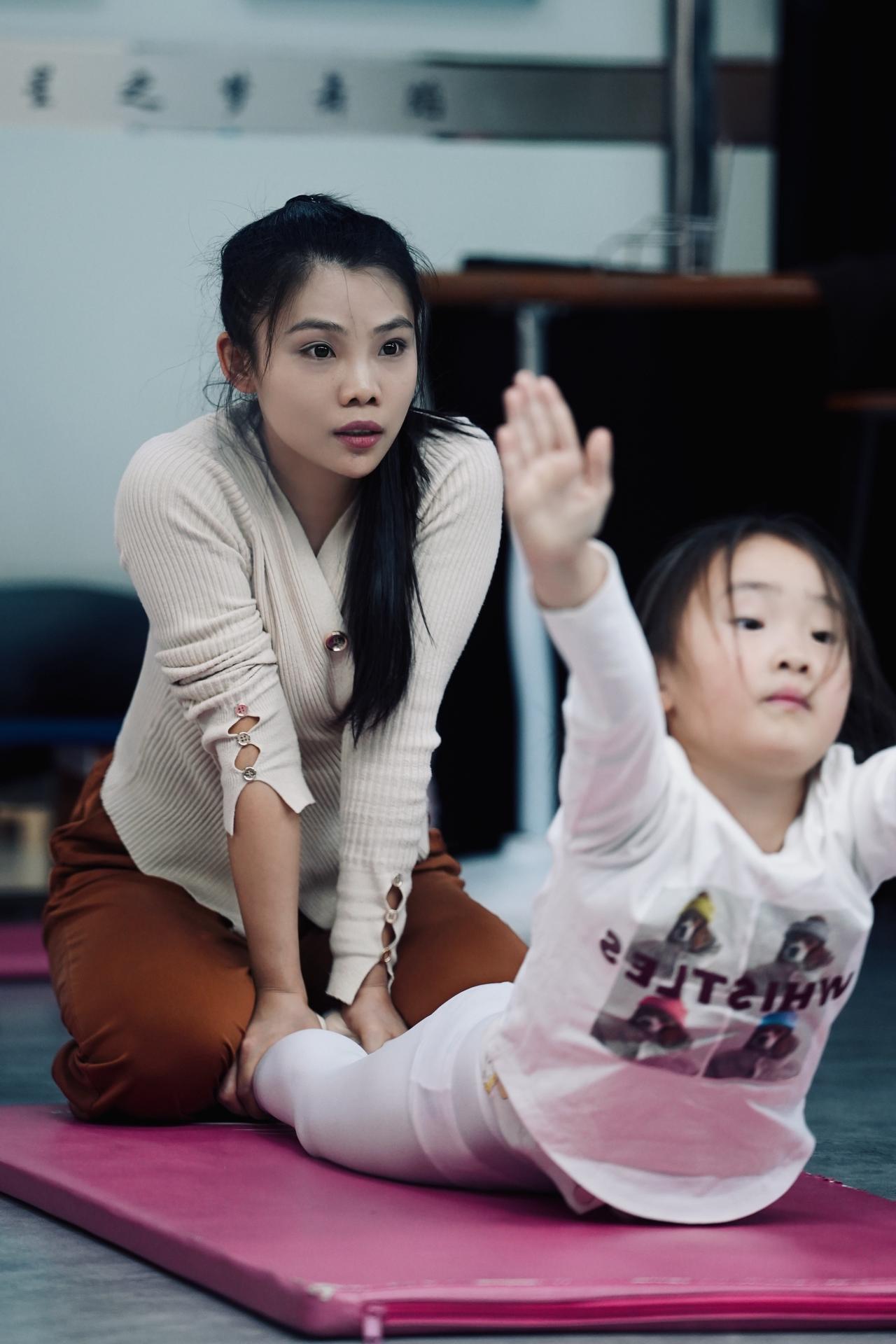 学舞蹈的女孩 汗水换来的收获