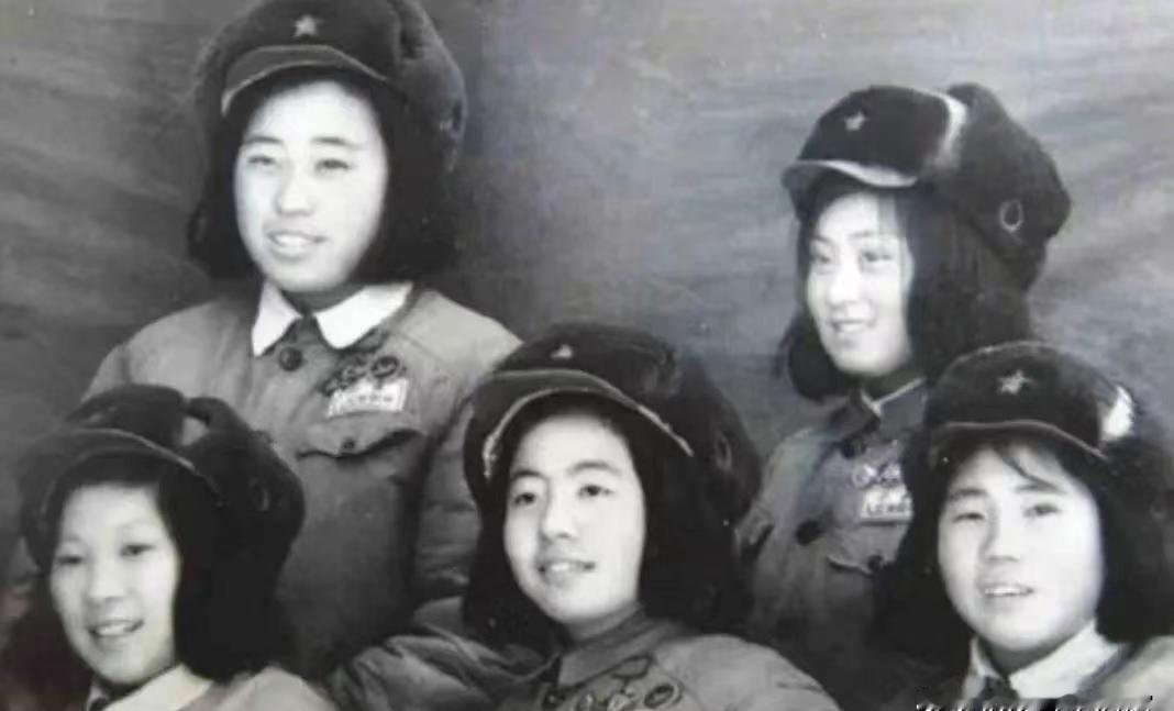 1951年，在大部队撤离路上，5名志愿军女兵突然消失了。50年后，一位白发苍苍的