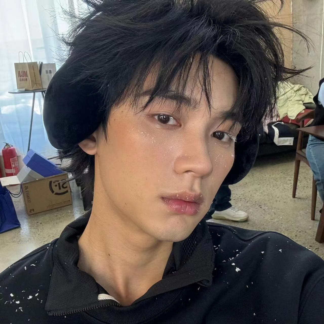 #周翊然怼脸对镜拍# 不愧是酷哥严选，这黑色耳包泰酷了[打call]自拍的小表情